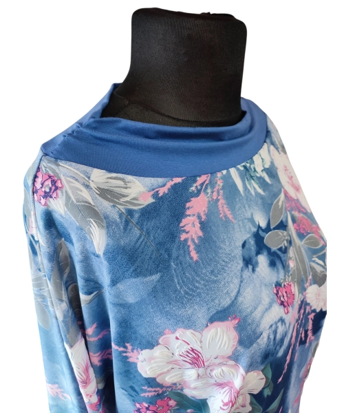 Niebieska bluzka kimono z marszczonym dekoltem - wzór w kwiaty